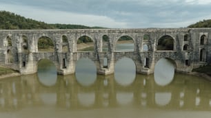 un puente de piedra sobre un cuerpo de agua