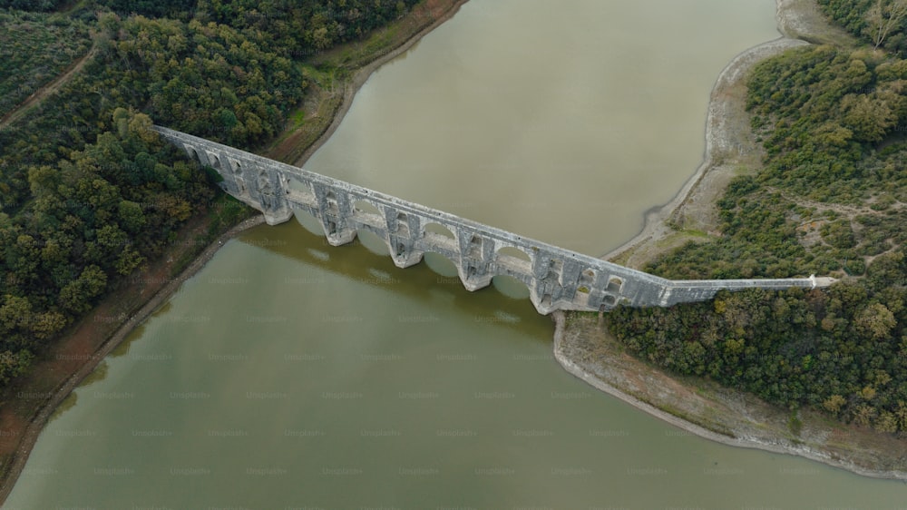 une vue aérienne d’un pont au-dessus d’une rivière