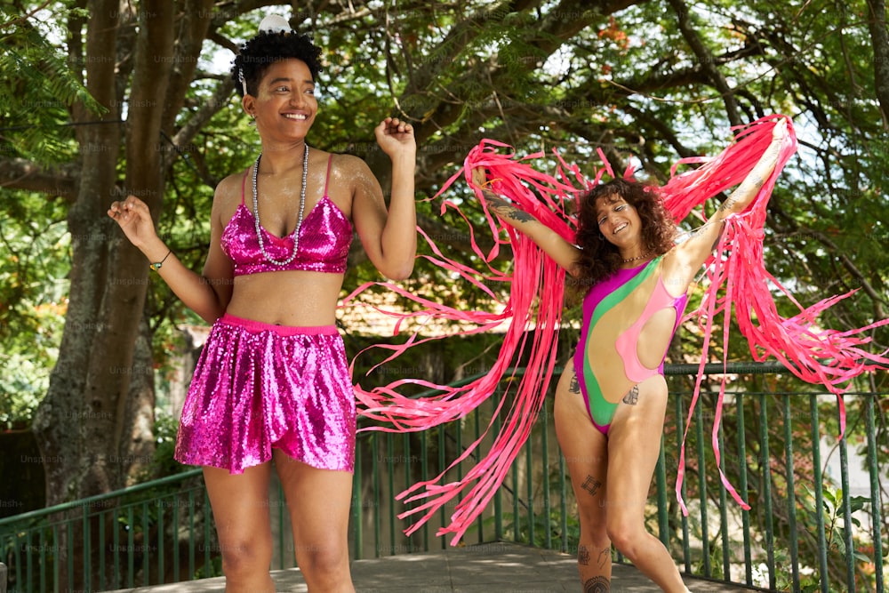 ピンクと緑の衣装を着た2人の女性が踊る