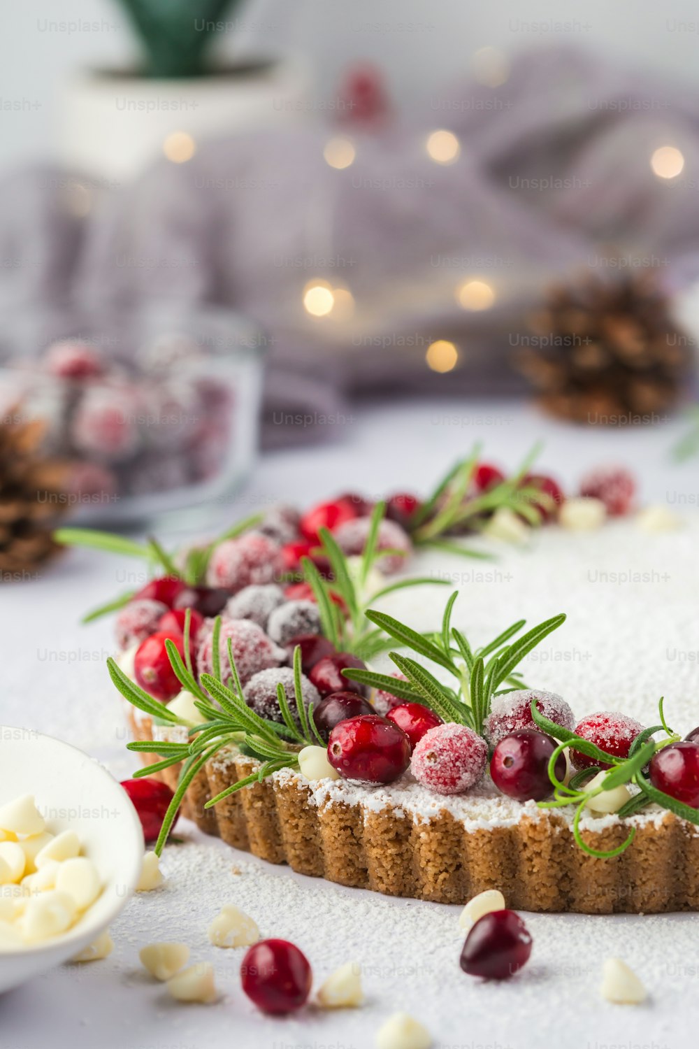 uma mesa coberta com um bolo coberto de cobertura e cranberries