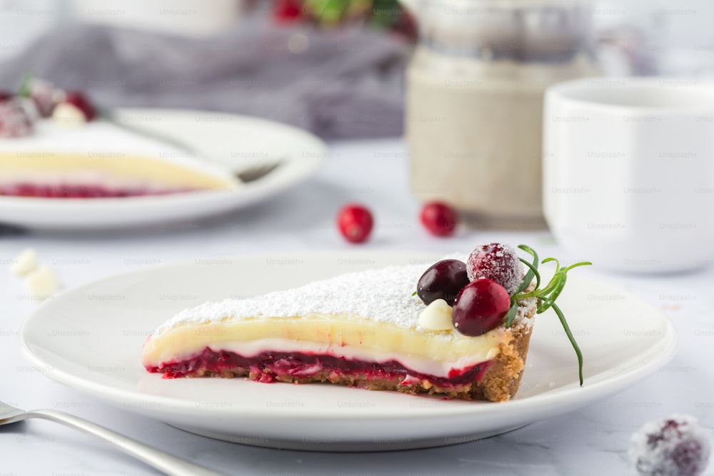 Un pedazo de pastel en un plato blanco