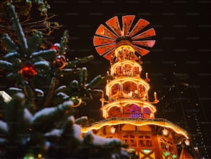 Un árbol de Navidad con una rueda de la fortuna en el fondo