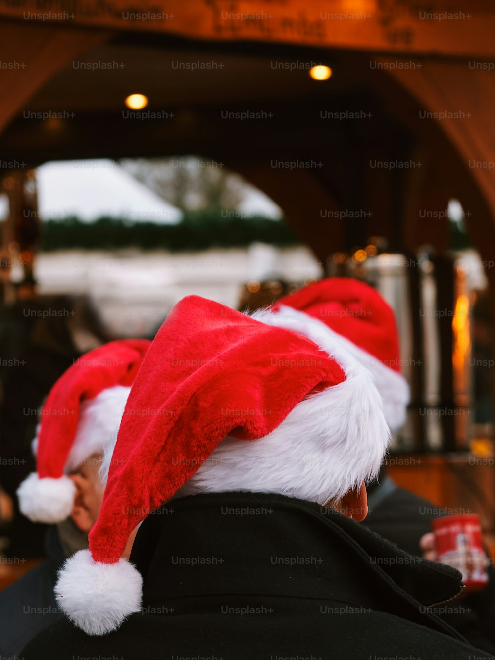 um homem usando um chapéu de Papai Noel vermelho e branco