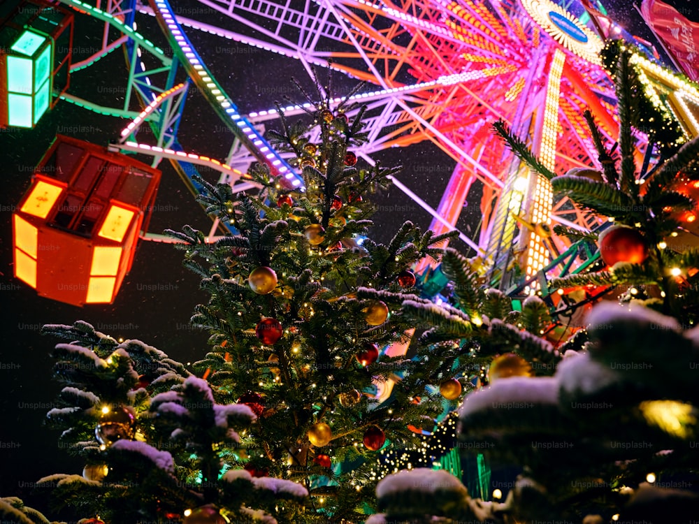 観覧車の前で明るく照らされたクリスマスツリー