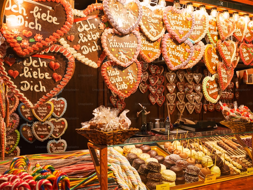 un présentoir dans un magasin rempli de biscuits en forme de cœur