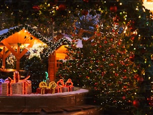 Uma exibição de Natal na frente de uma casa