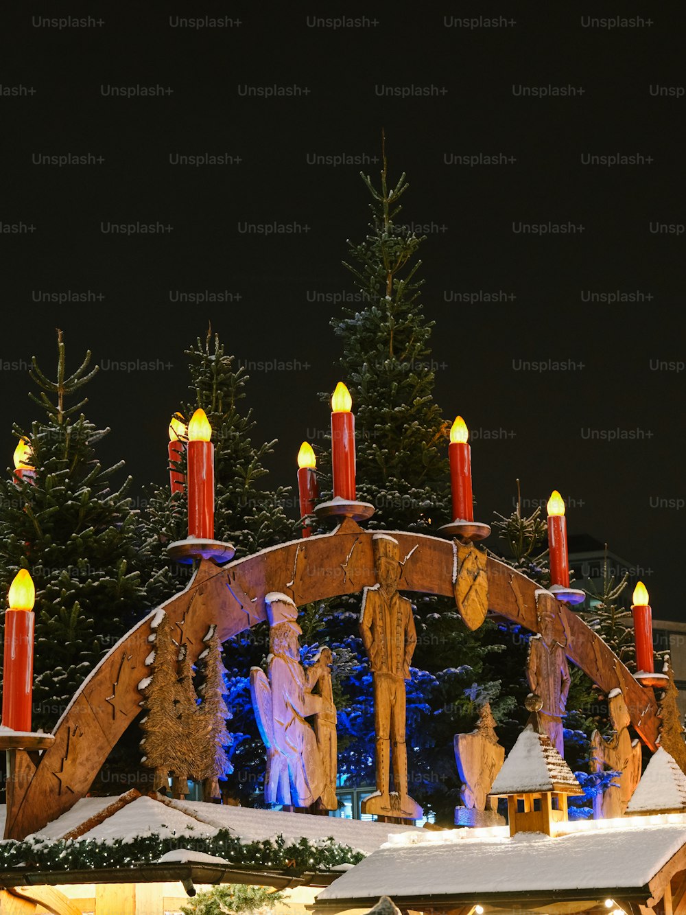 Eine Weihnachtsdekoration mit brennenden Kerzen und einem Mann und einer Frau