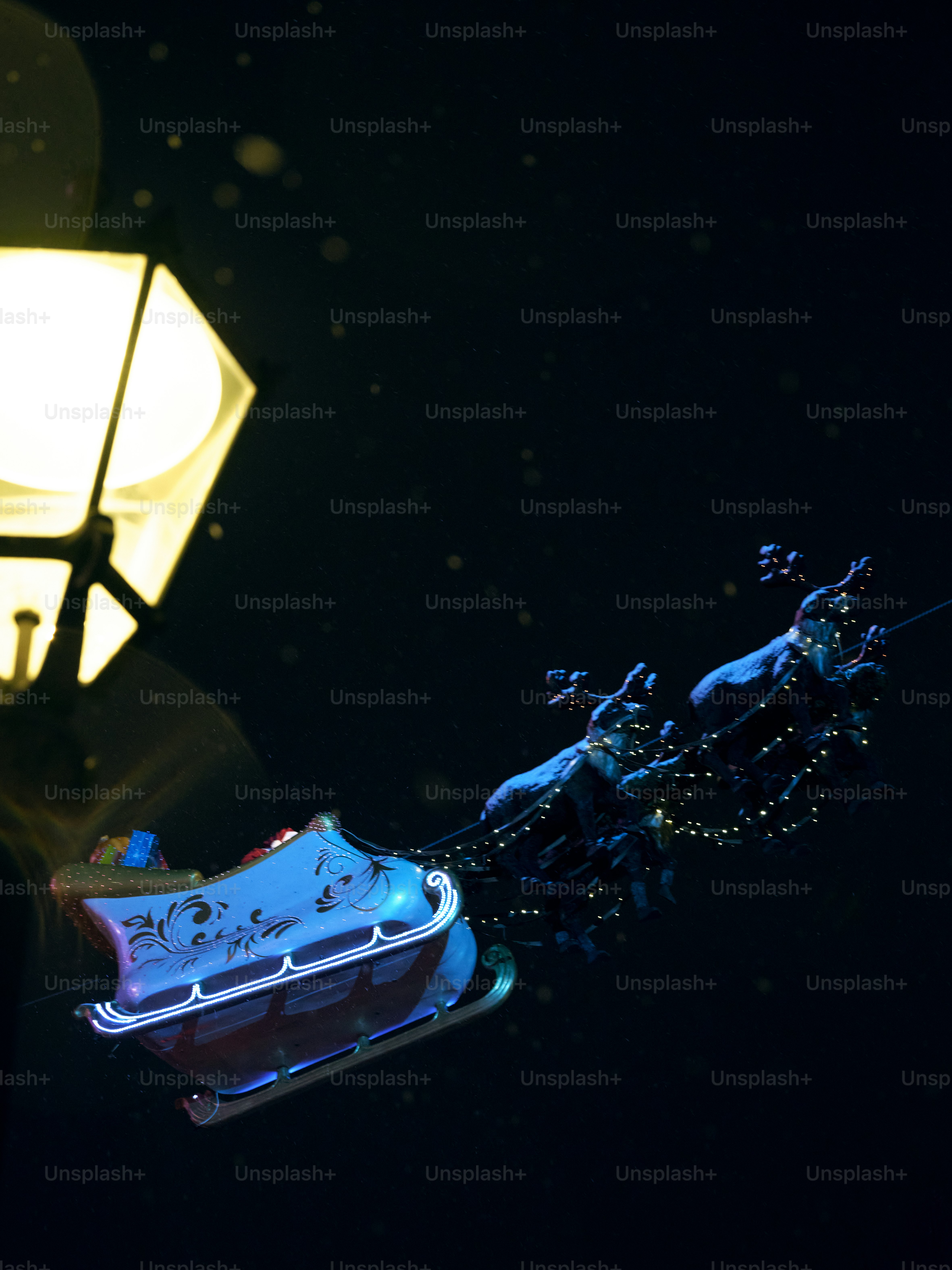 un traîneau sur un poteau avec un lampadaire en arrière-plan