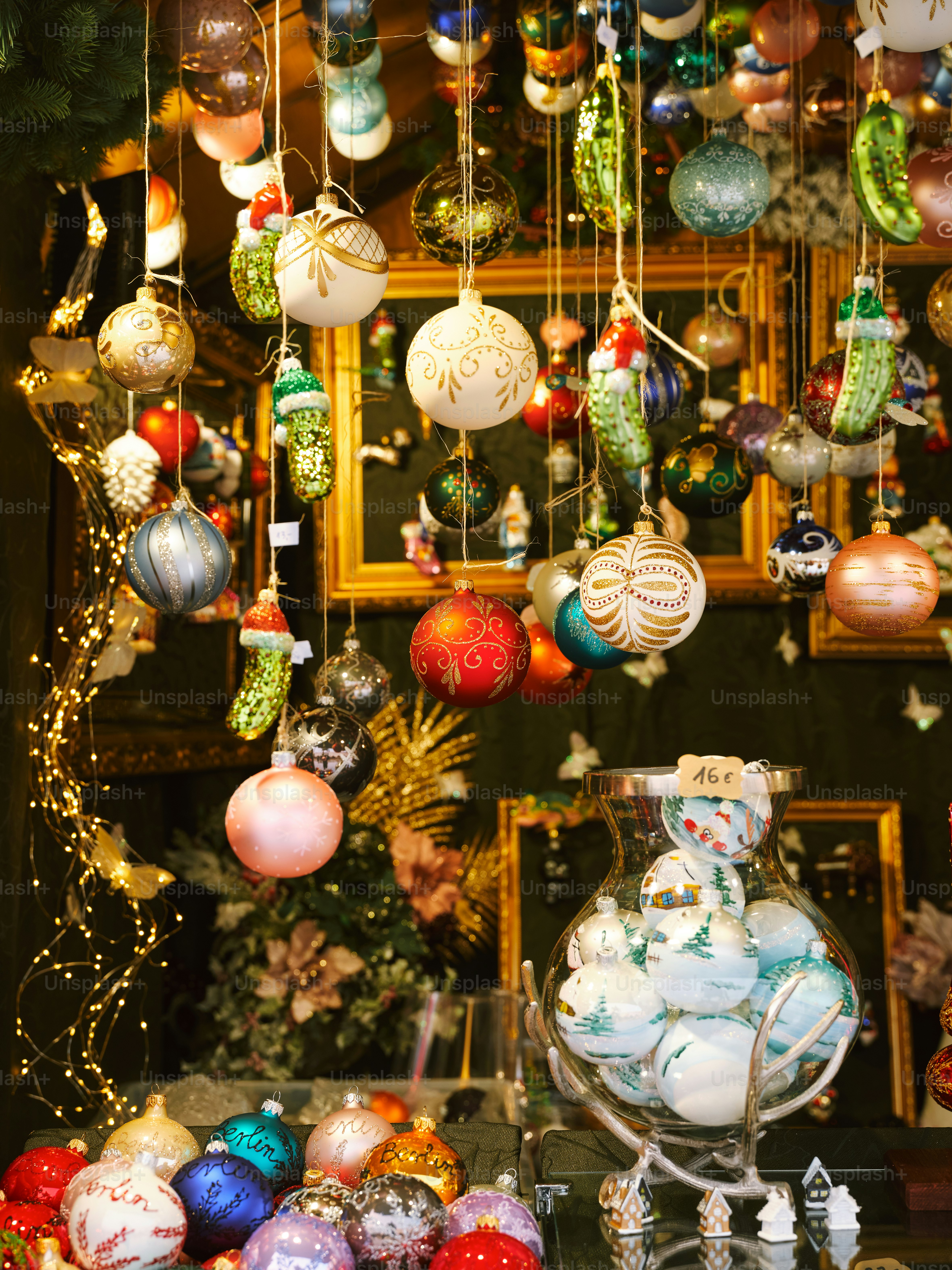 eine Glasvase gefüllt mit vielen Ornamenten