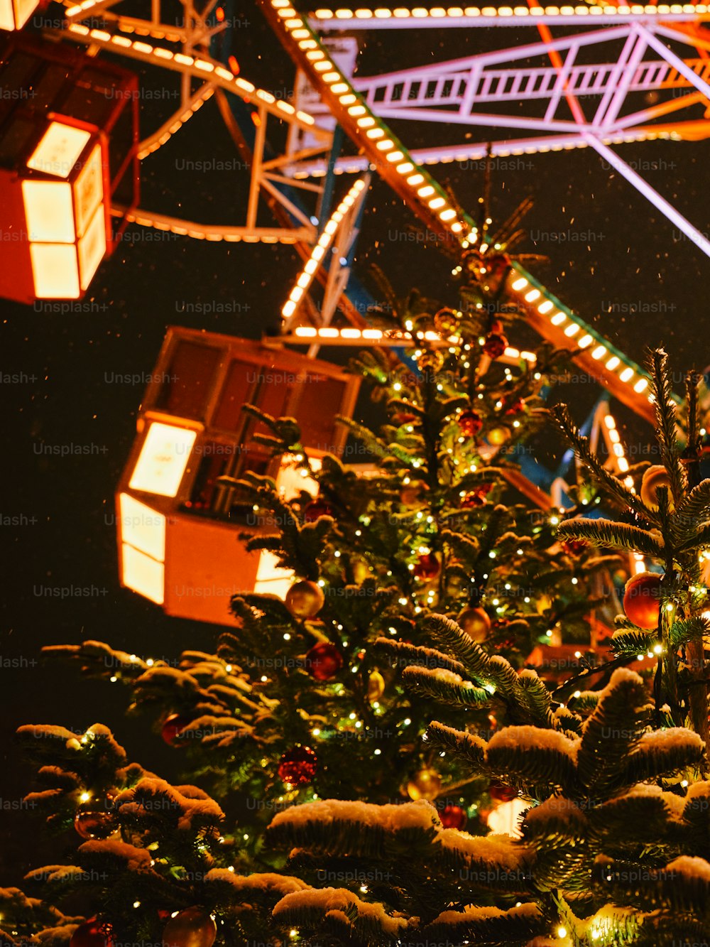 Ein Weihnachtsbaum mit einem Riesenrad im Hintergrund