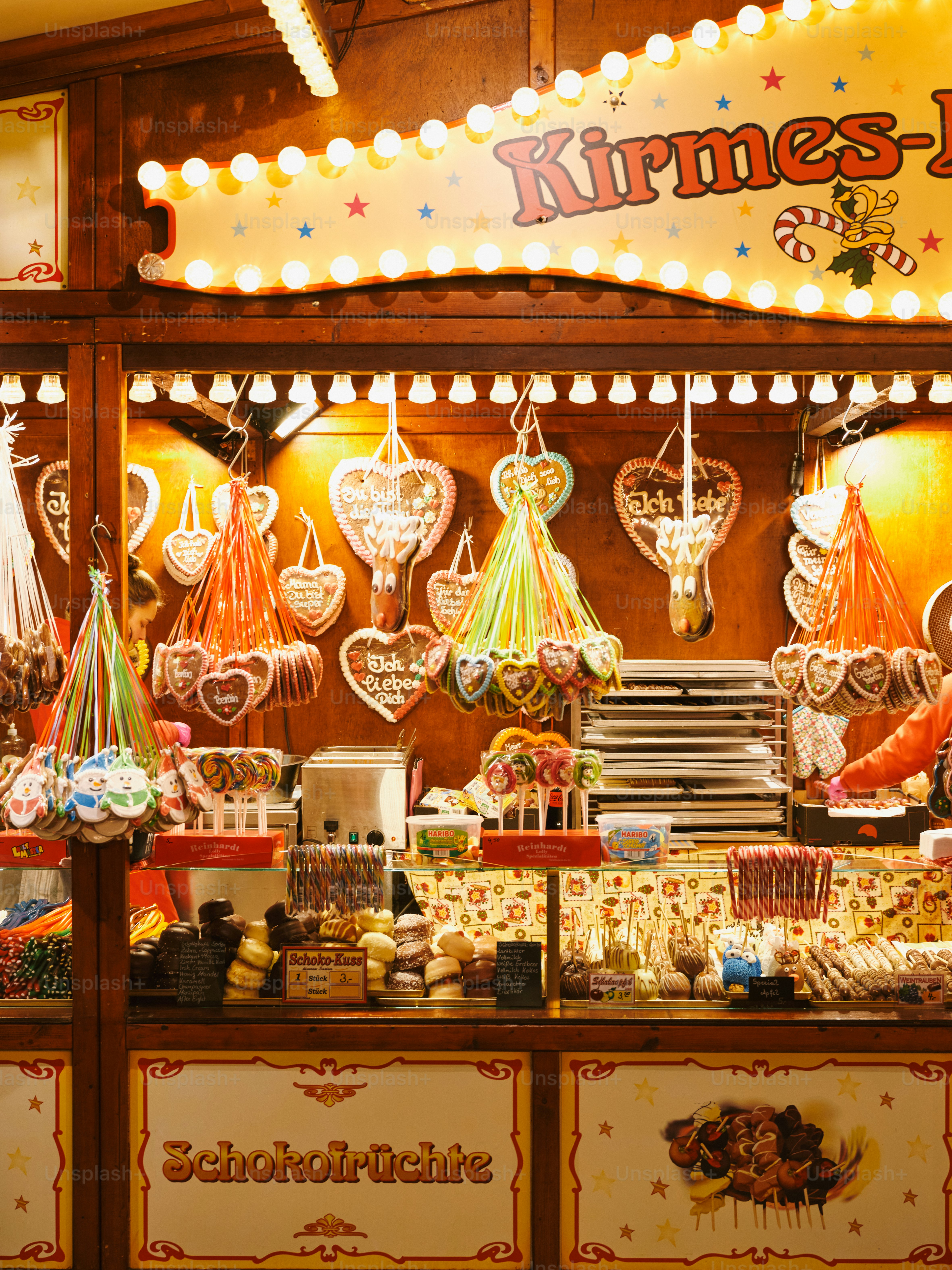Un magasin avec beaucoup de nourriture en étalage