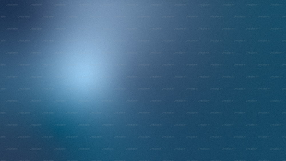 uma imagem desfocada de um céu azul com uma luz branca