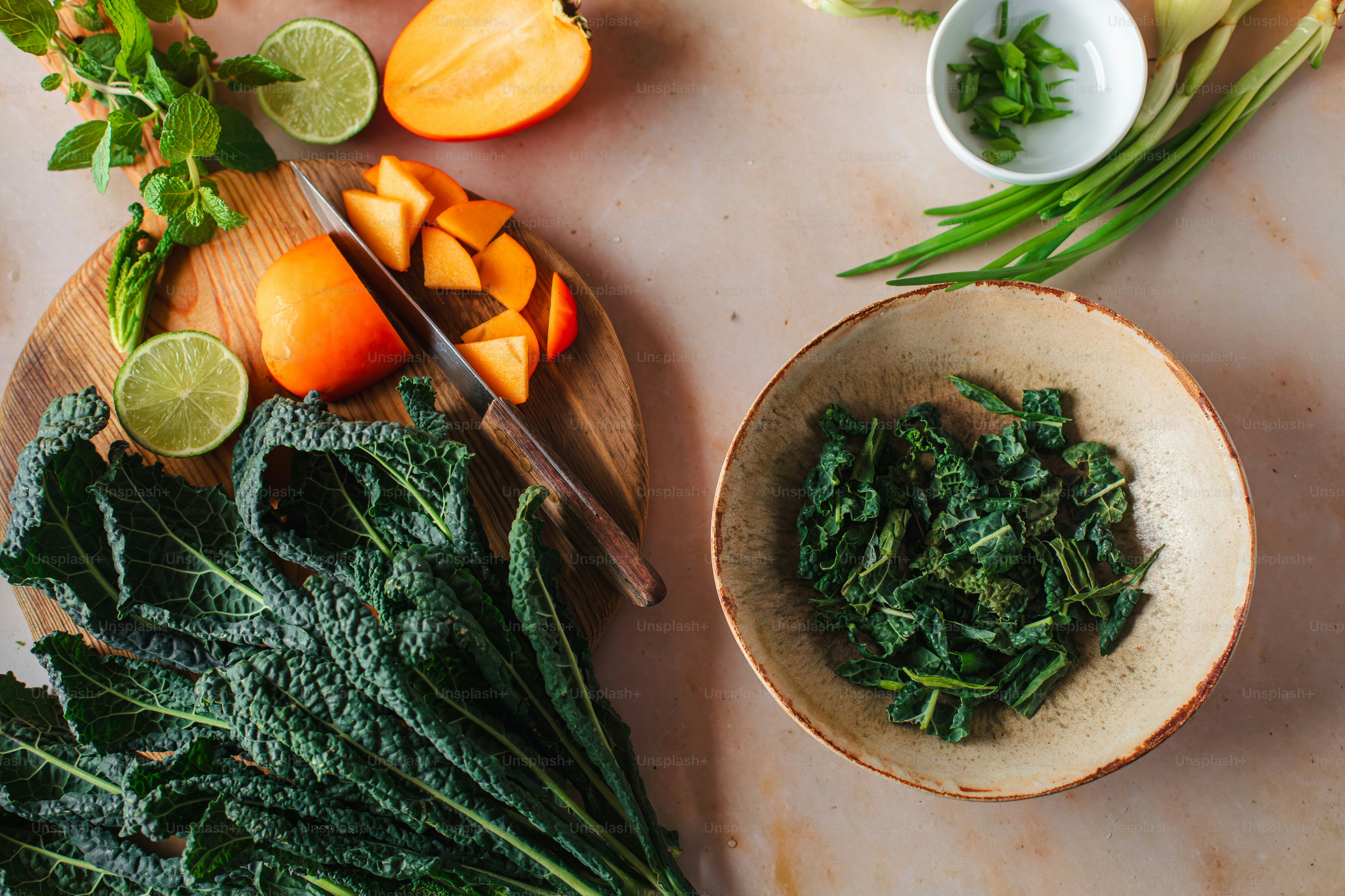 una mesa cubierta con cuencos llenos de verduras