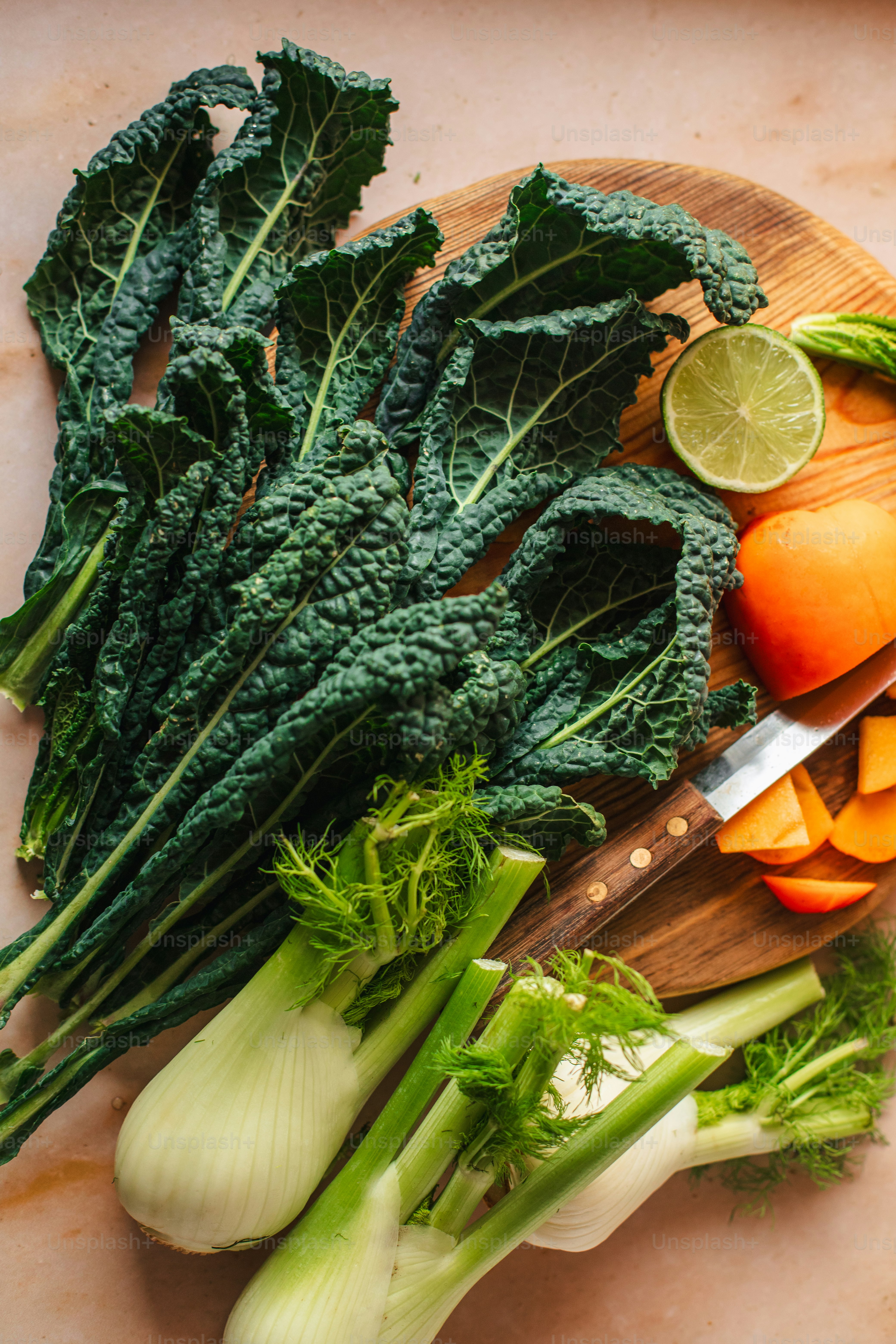 una tabla de cortar cubierta con verduras y un cuchillo
