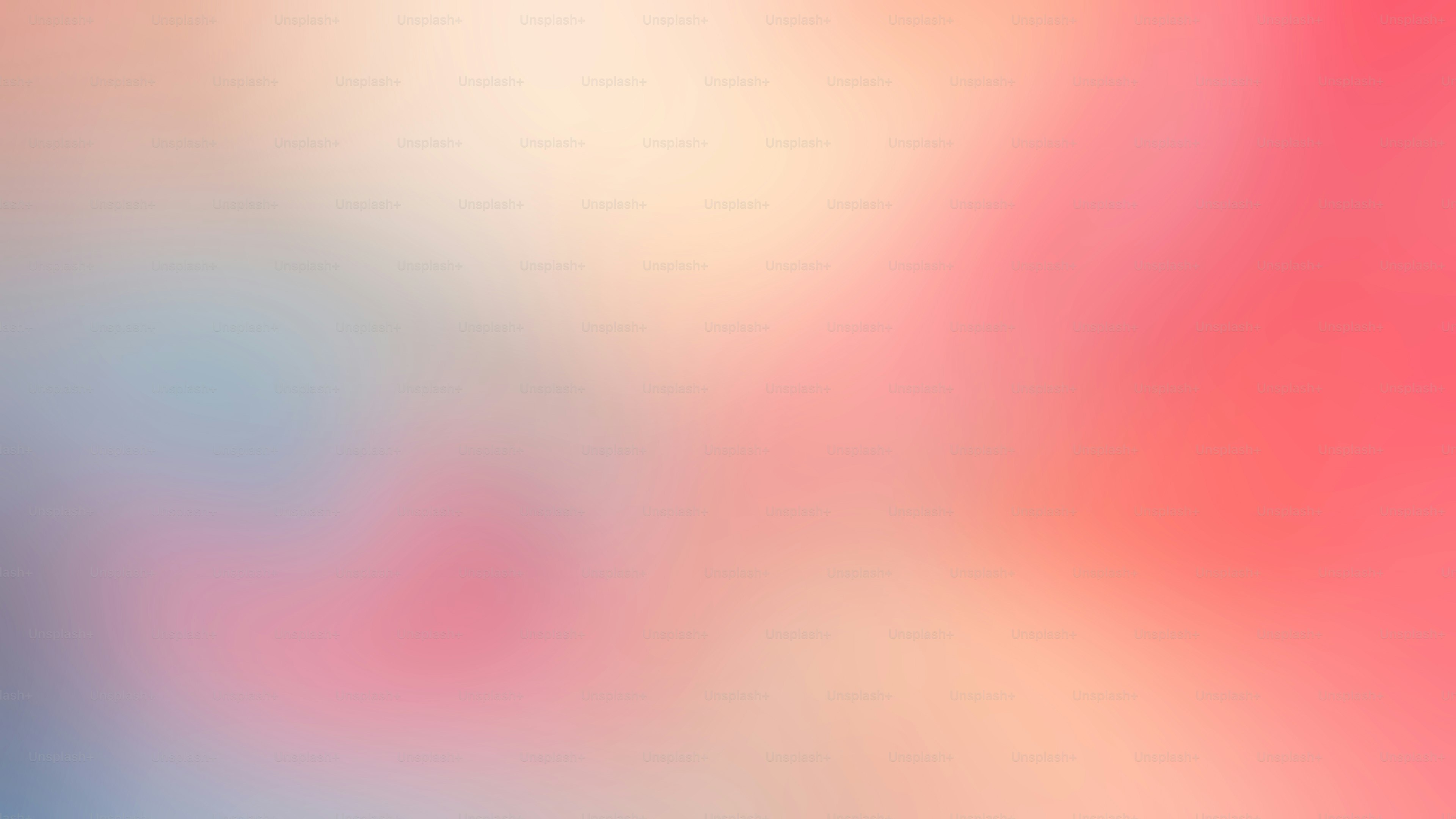 Ein verschwommenes Bild mit einem rosa und blauen Hintergrund