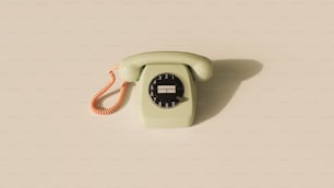um telefone verde velho com um cabo ligado a ele