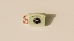 コードが取り付けられた古い緑色の電話