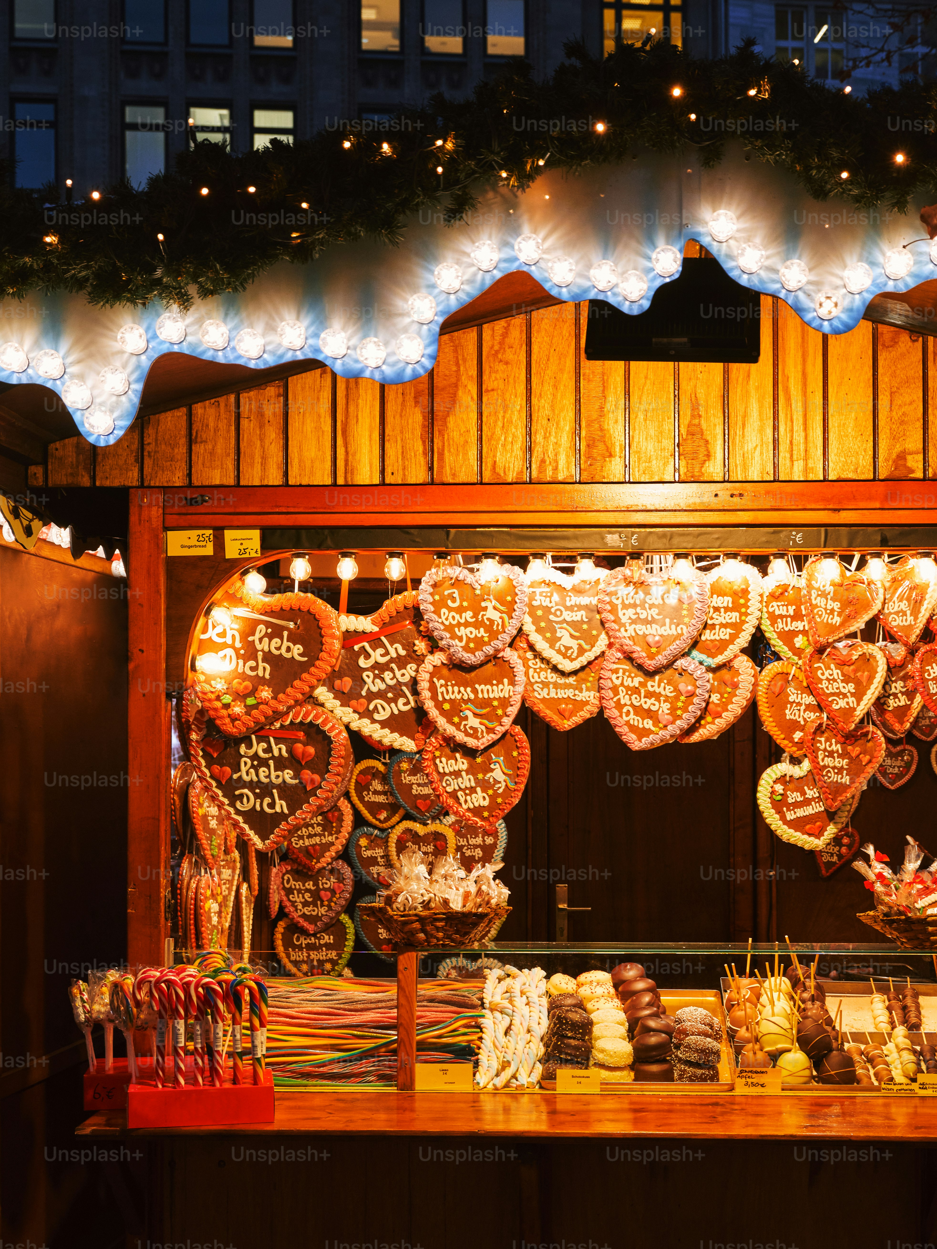 Una exhibición de panes de jengibre y otras golosinas en un mercado navideño