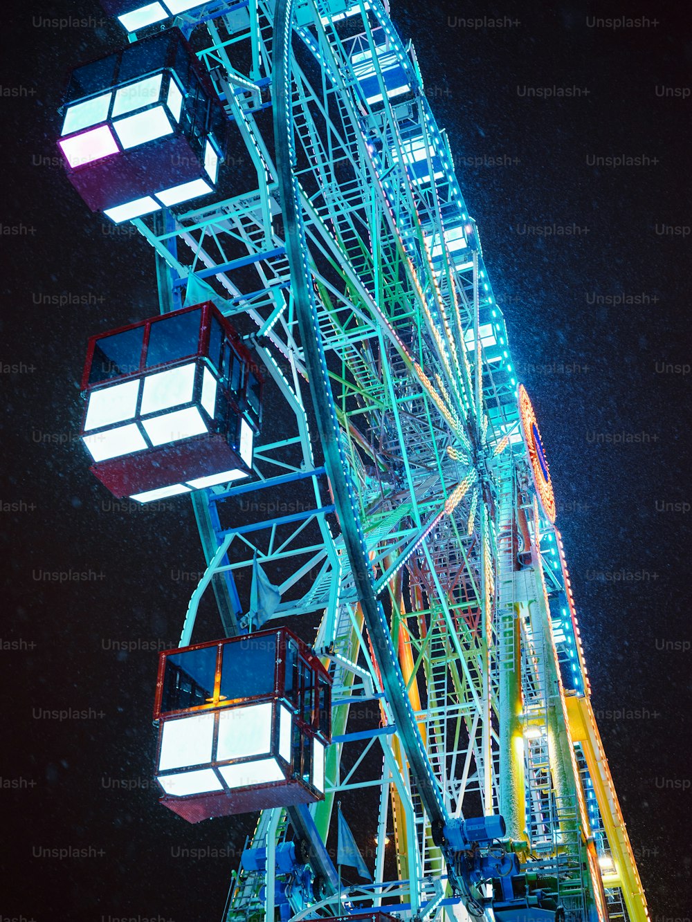 Ein Riesenrad leuchtet am Nachthimmel