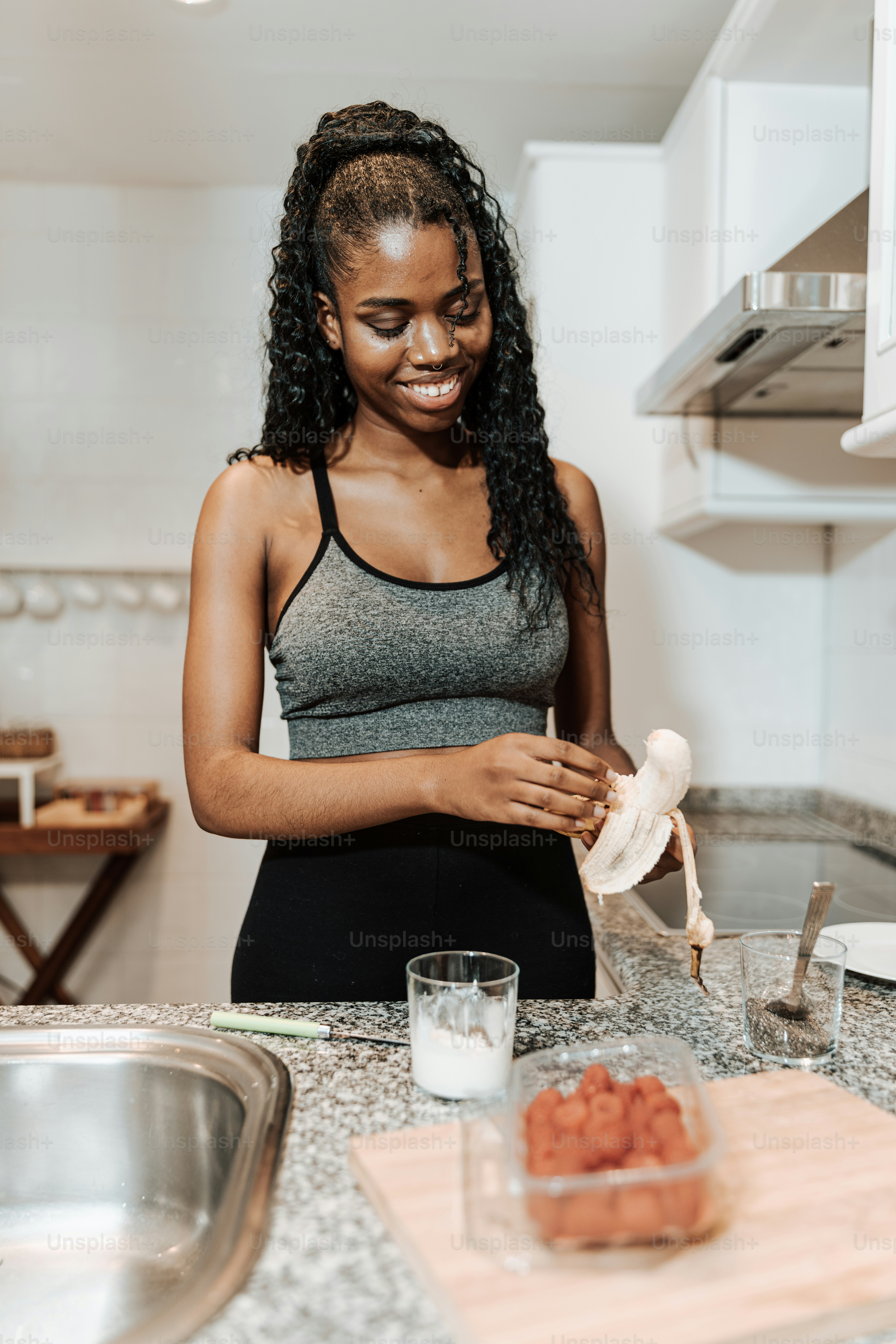 una donna in piedi in una cucina che prepara il cibo