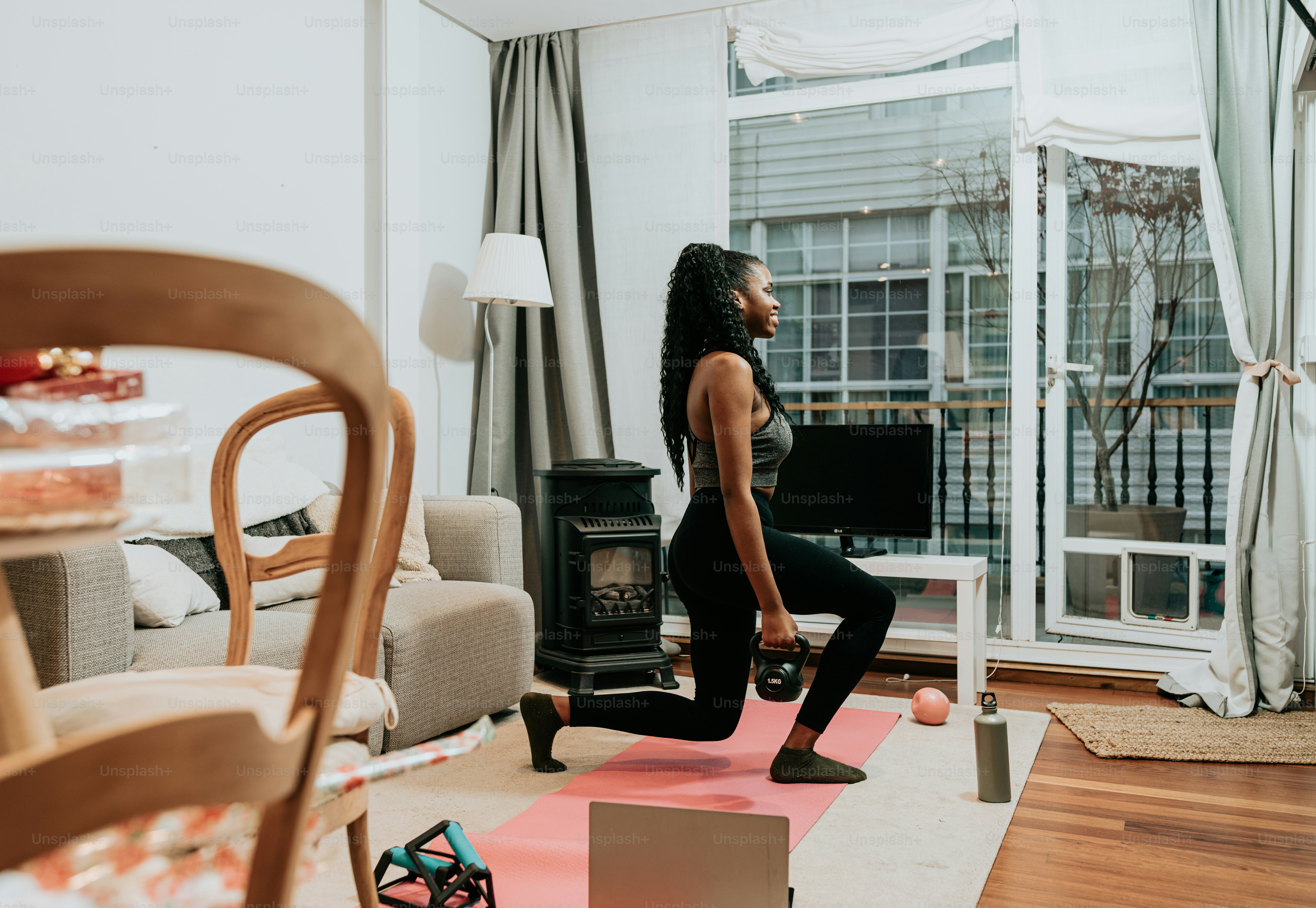 una donna che fa yoga in un salotto