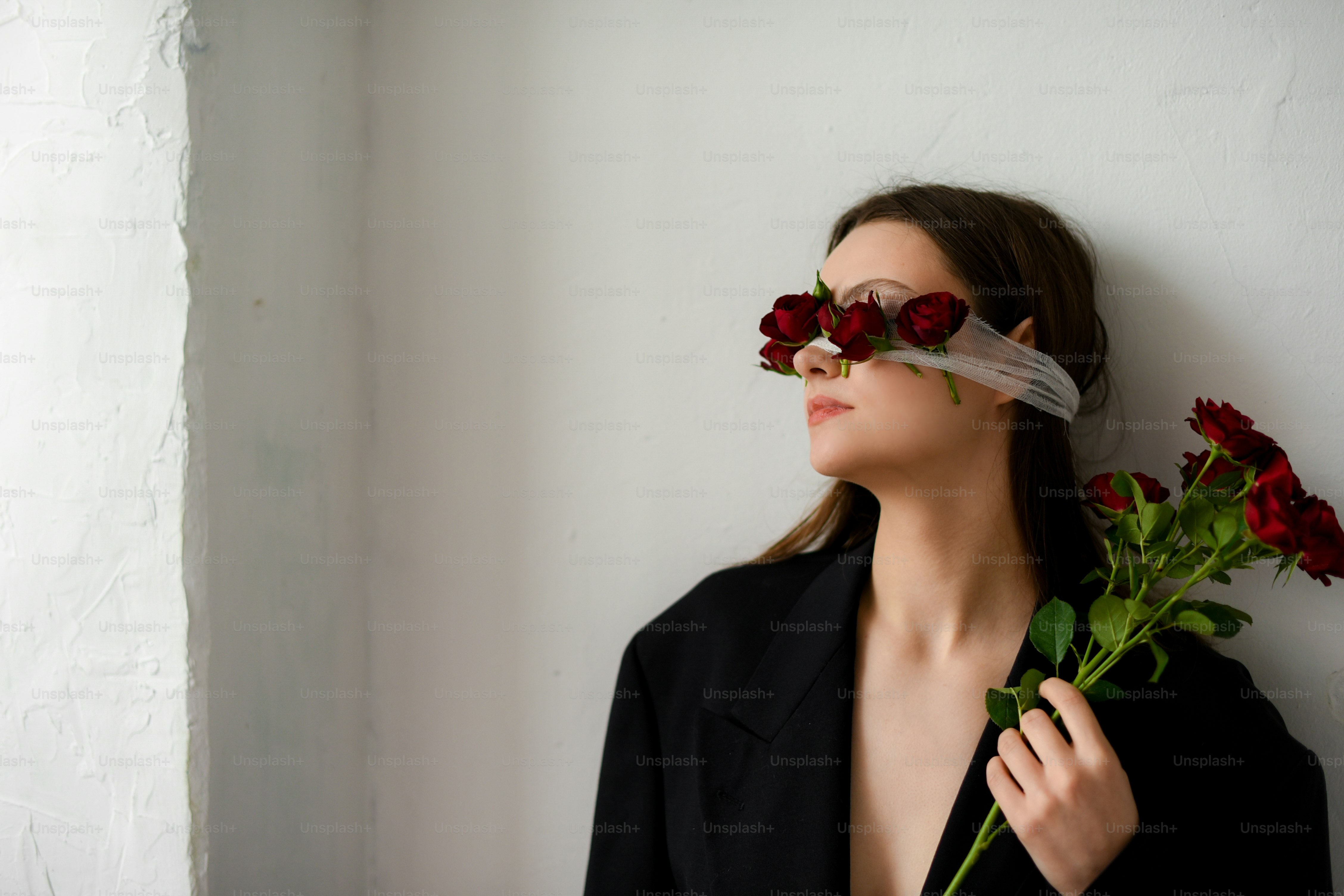 A woman holding a bouquet of roses in her hands photo – Red roses Image ...