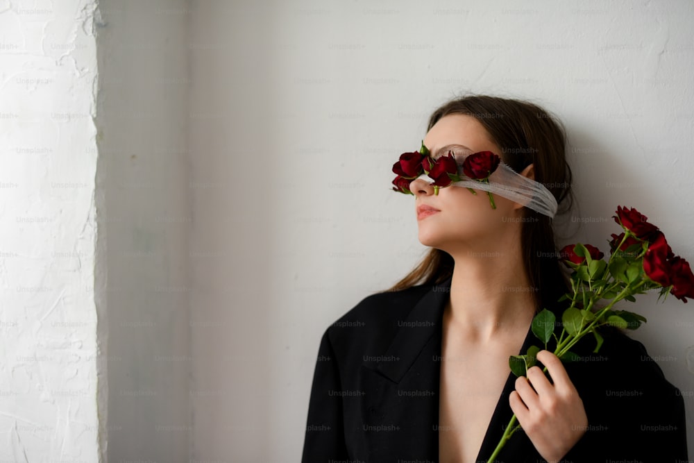 una mujer sosteniendo un ramo de rosas en sus manos