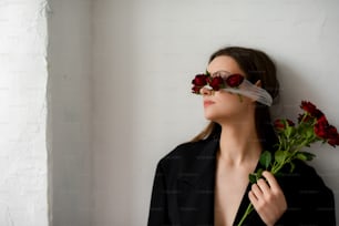 une femme tenant un bouquet de roses dans ses mains