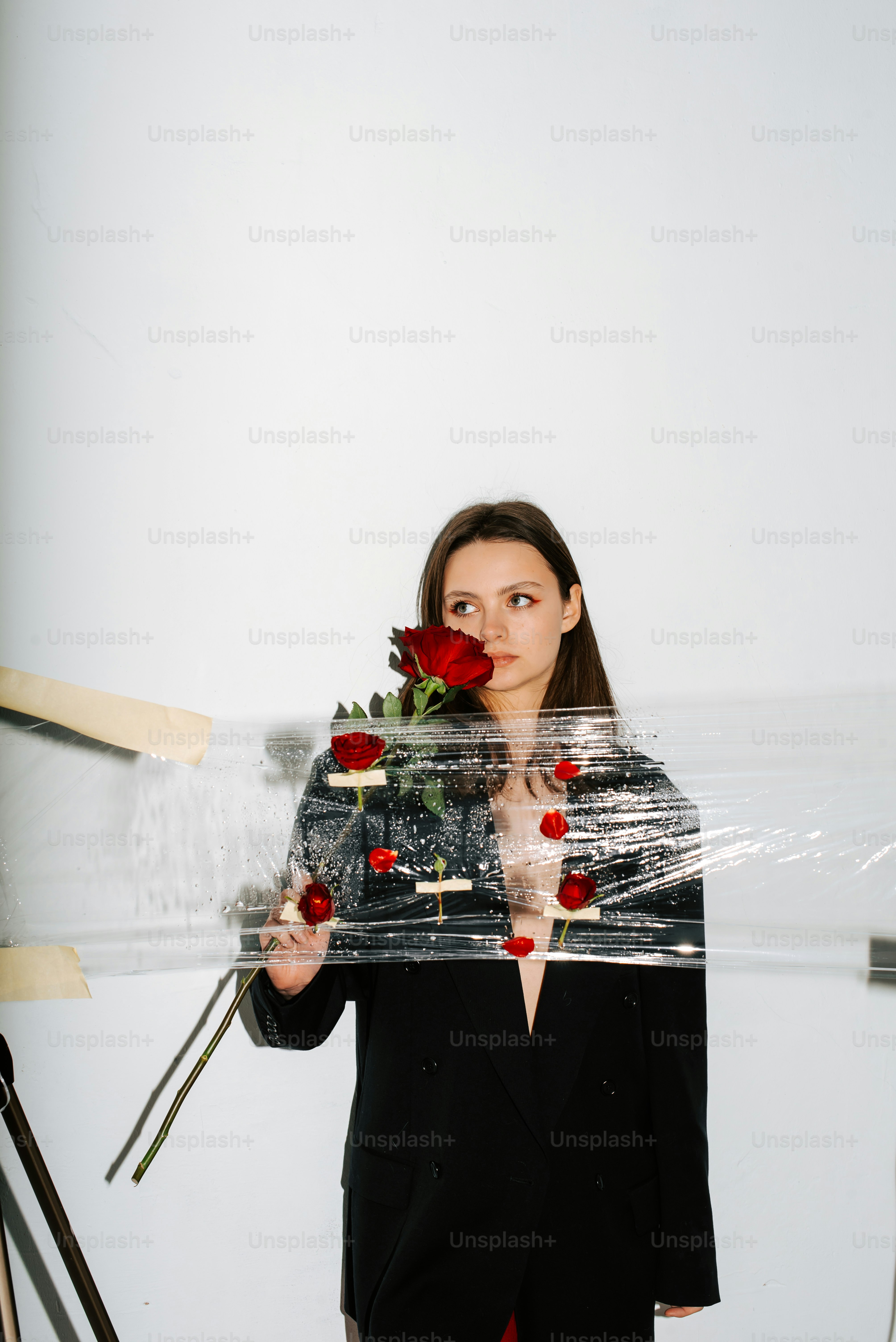 A woman holding a bouquet of roses in her hands photo – Red roses Image ...