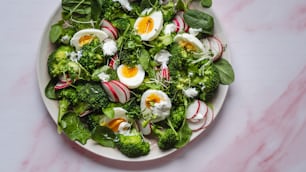 un piatto bianco condito con broccoli e uova sode