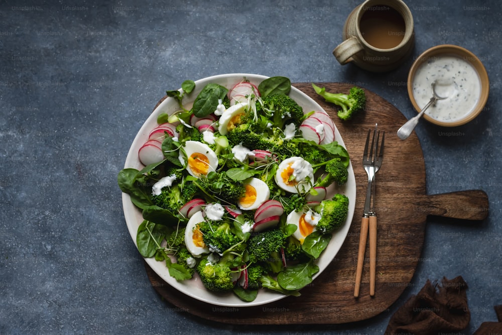 un plato de ensalada con huevos y rábanos