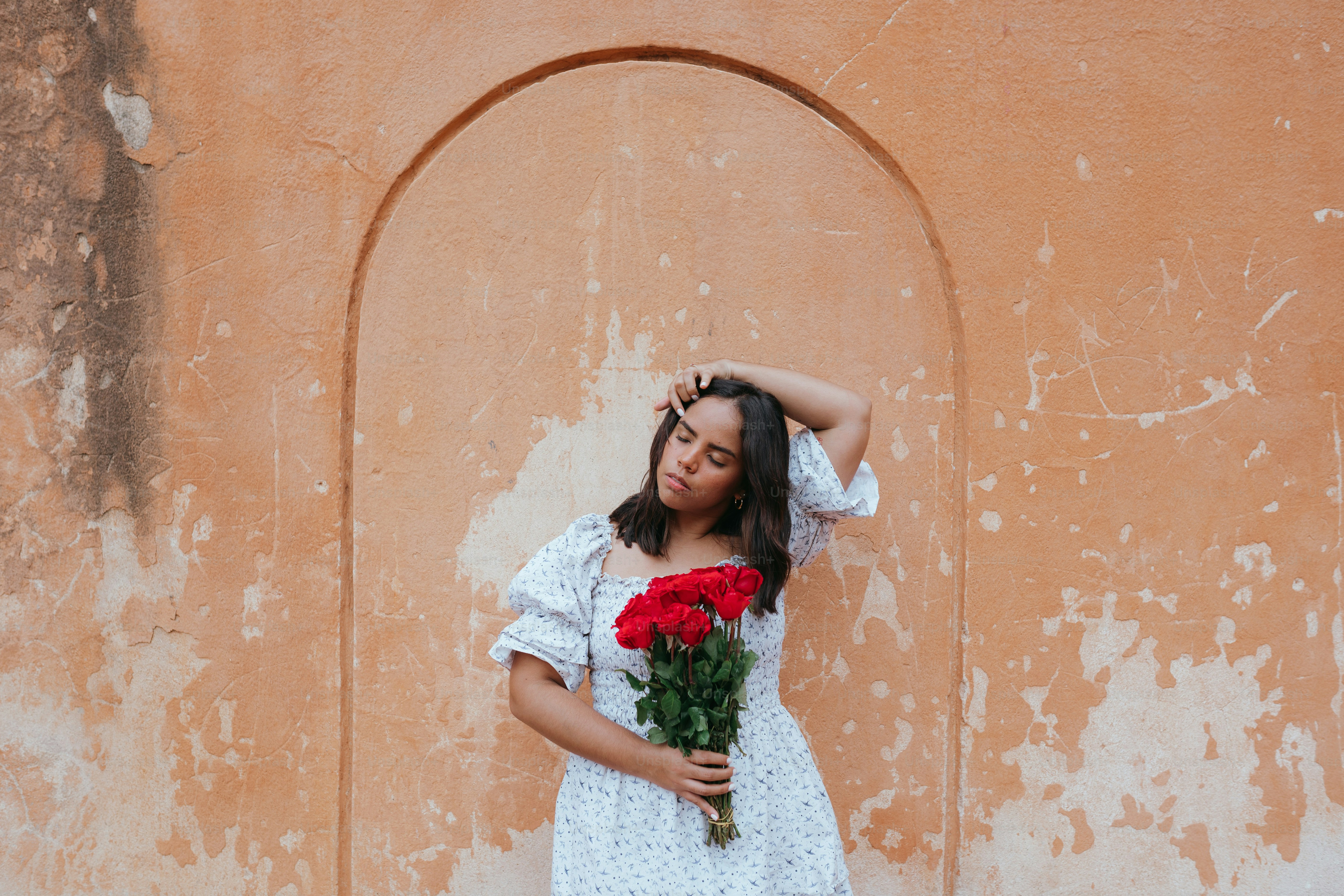 A person holding a single red rose in their hand photo – Flower Image ...