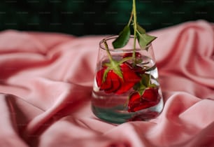 コップ一杯の水に一輪の赤いバラ