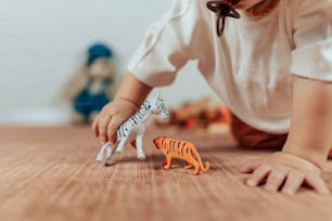 una niña jugando con una cebra de juguete