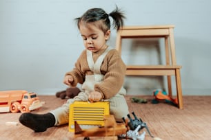 una bambina che gioca con i giocattoli sul pavimento