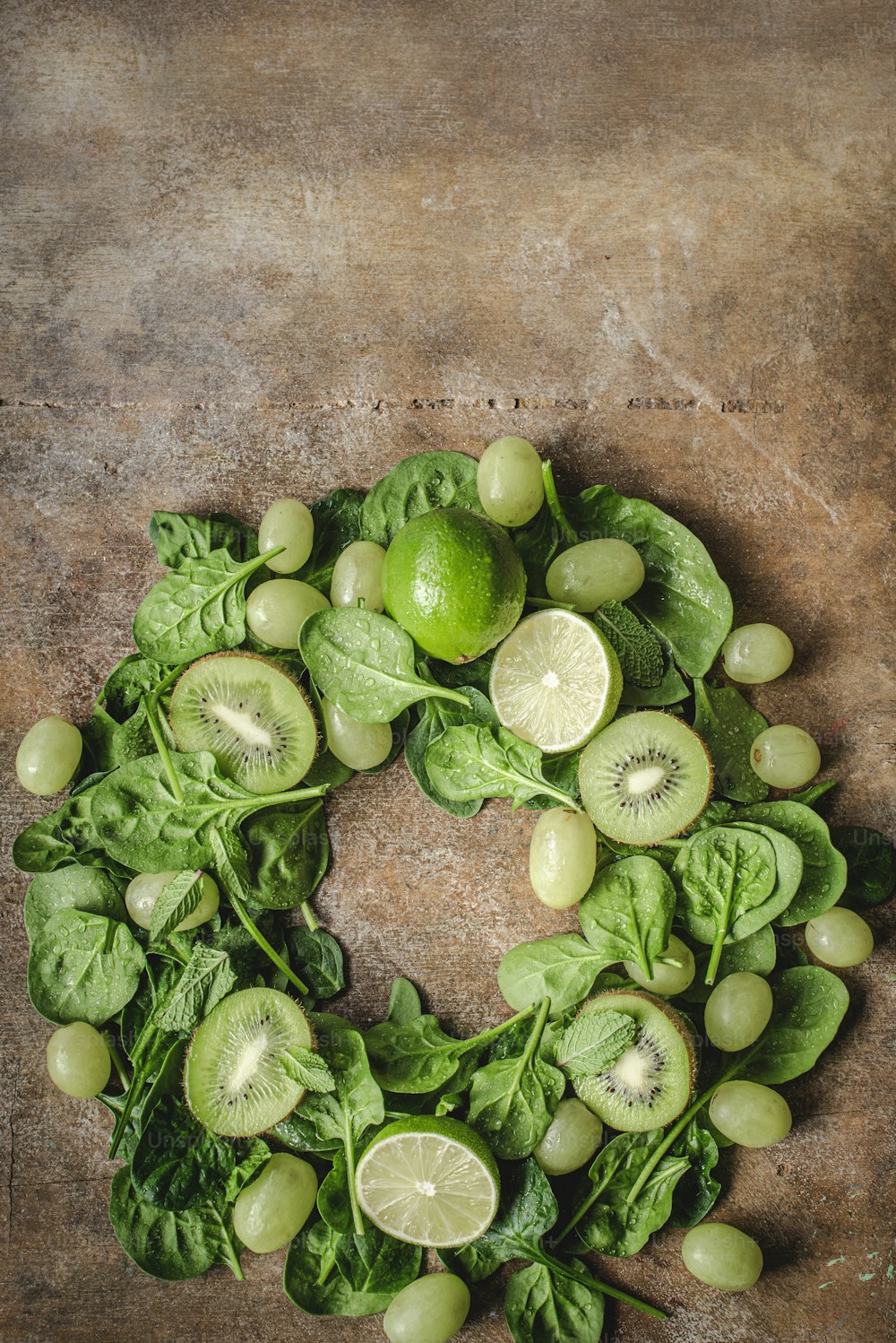 un manojo de frutas y verduras verdes en una mesa