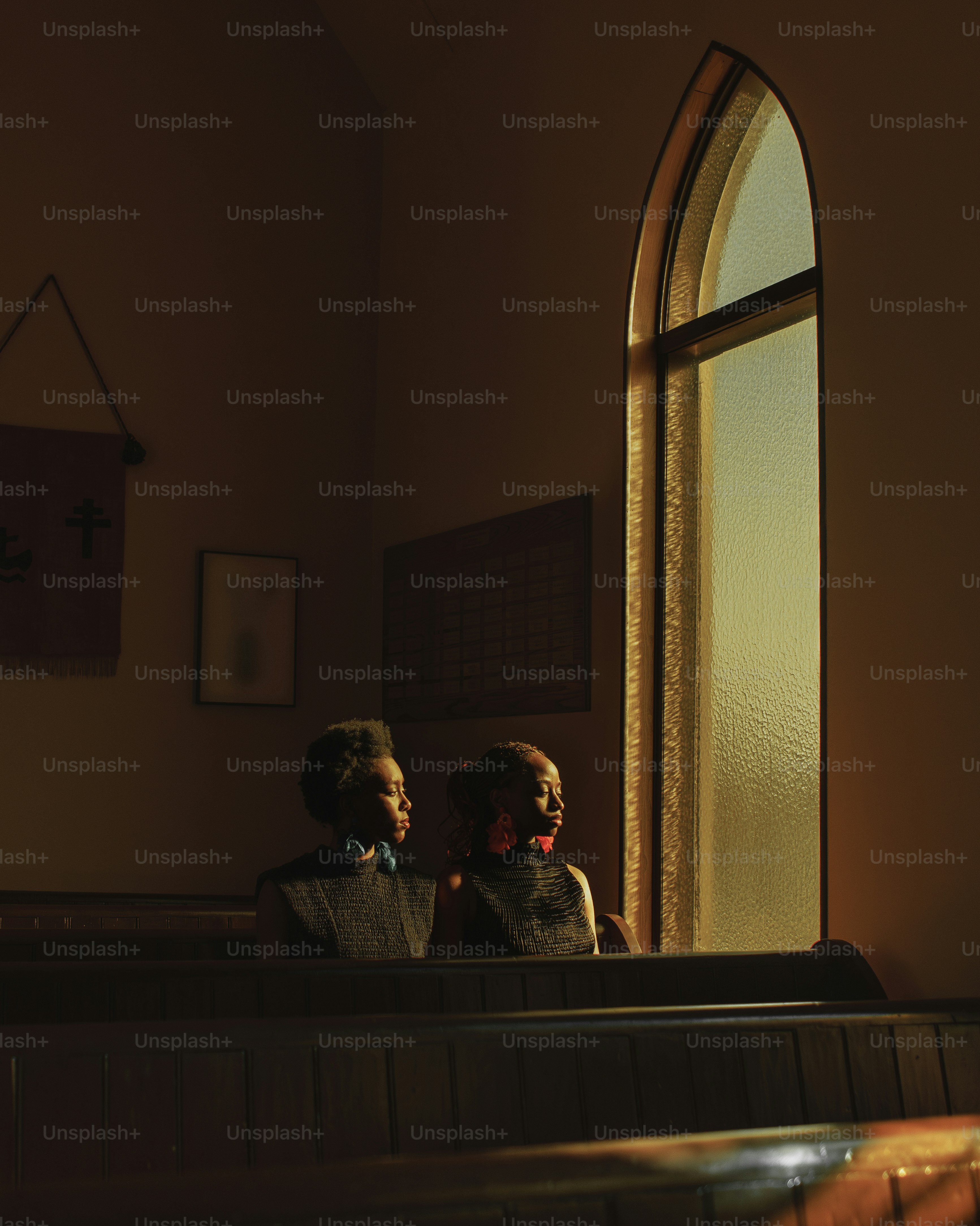 ein paar Kinder, die vor einem Fenster stehen