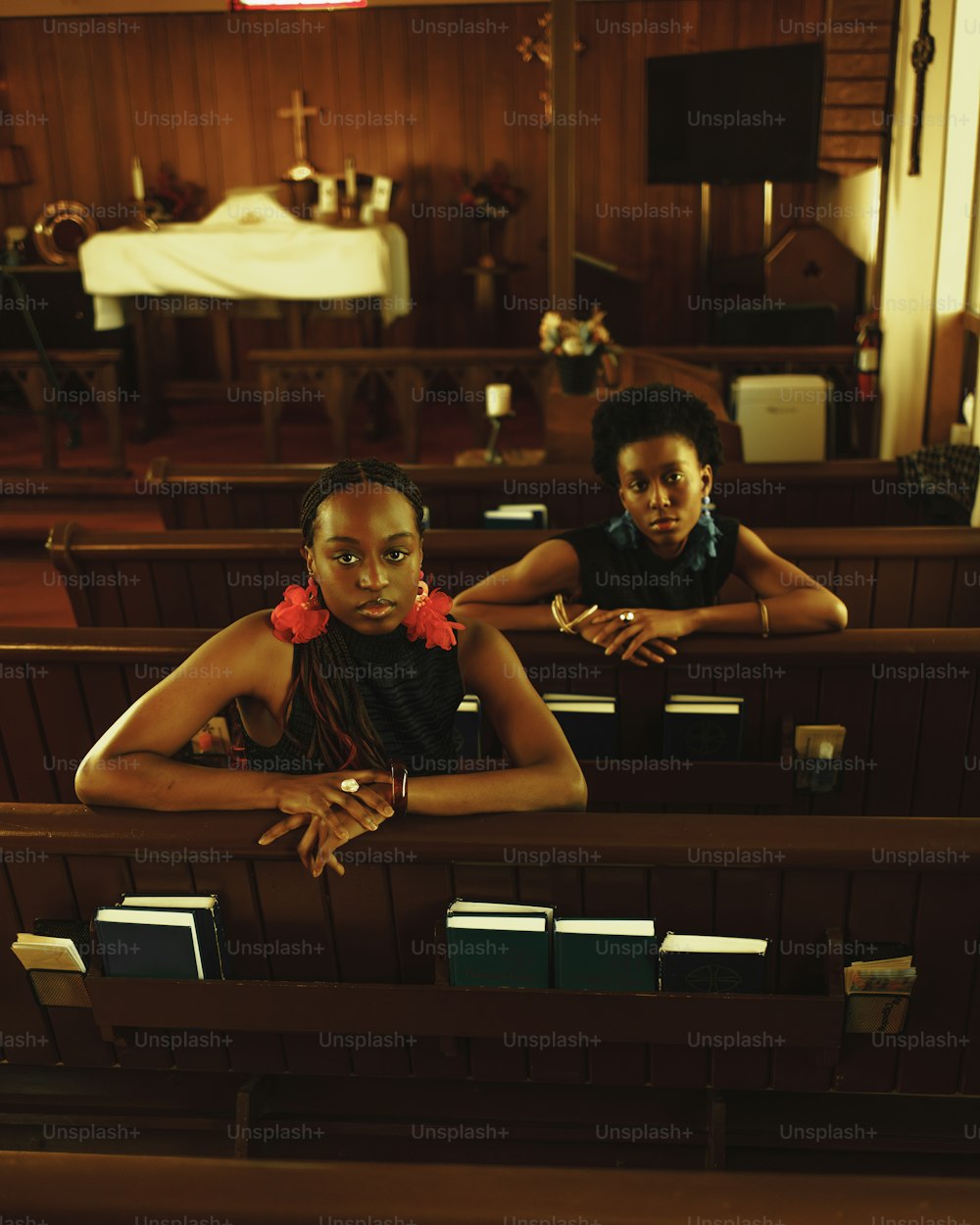 교회 의자에 앉아 있는 두 여자