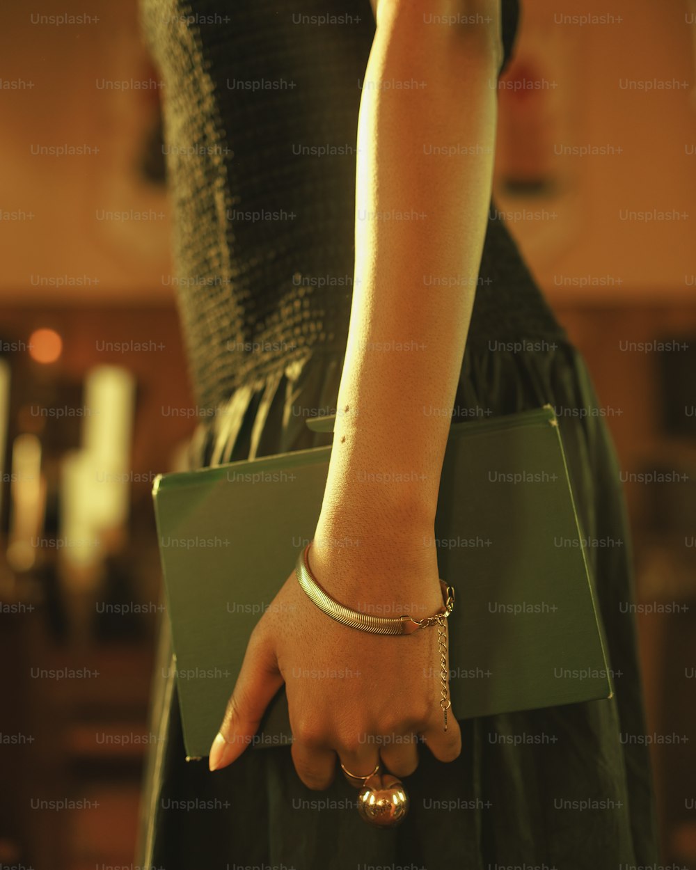 une femme tenant un dossier vert dans sa main
