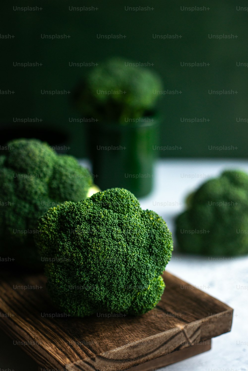 Un primer plano del brócoli en una tabla de cortar