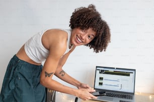 una donna in piedi davanti a un computer portatile