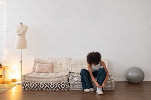 una donna seduta su un divano in un soggiorno