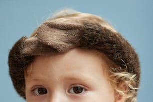 un primo piano di un bambino che indossa un cappello