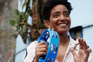 una mujer sosteniendo un objeto de plástico azul en sus manos
