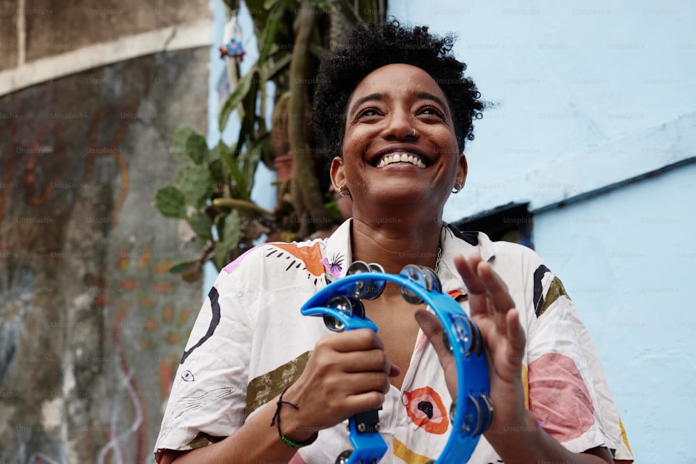 una mujer sonriente sosteniendo un volante azul