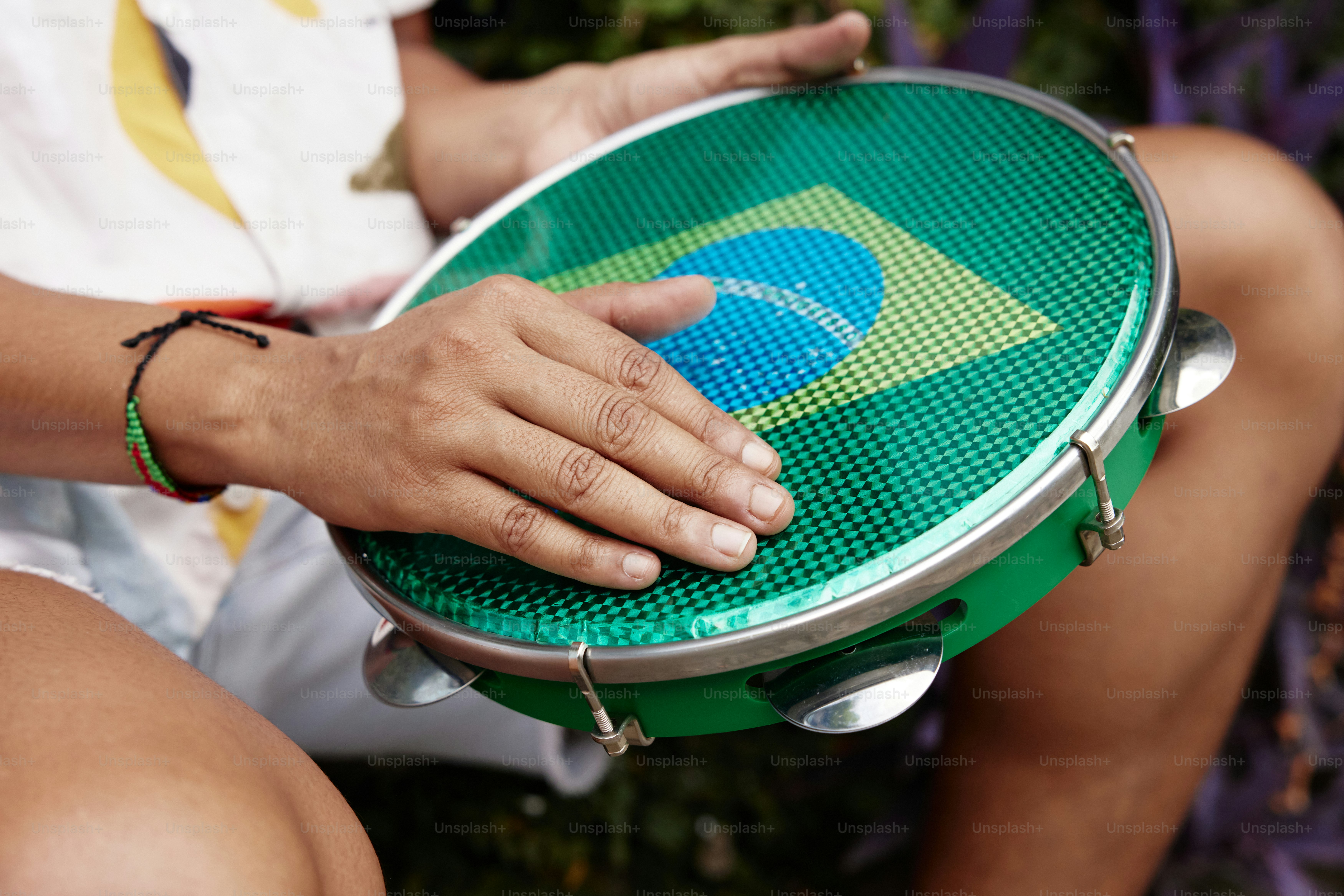 un primo piano di una persona che tiene in mano un frisbee
