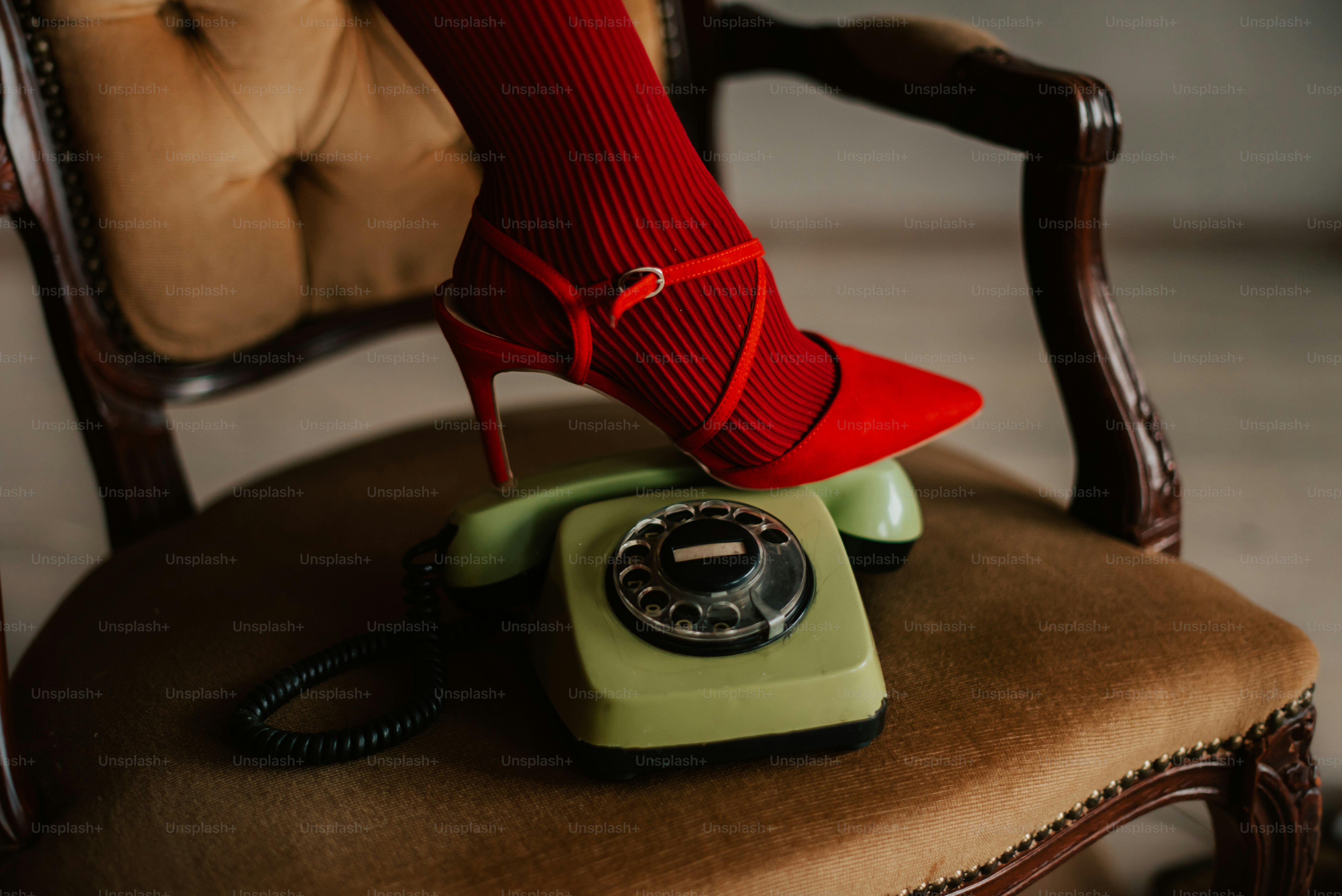 die Beine einer Frau in roten Socken und roten Socken auf einem grünen