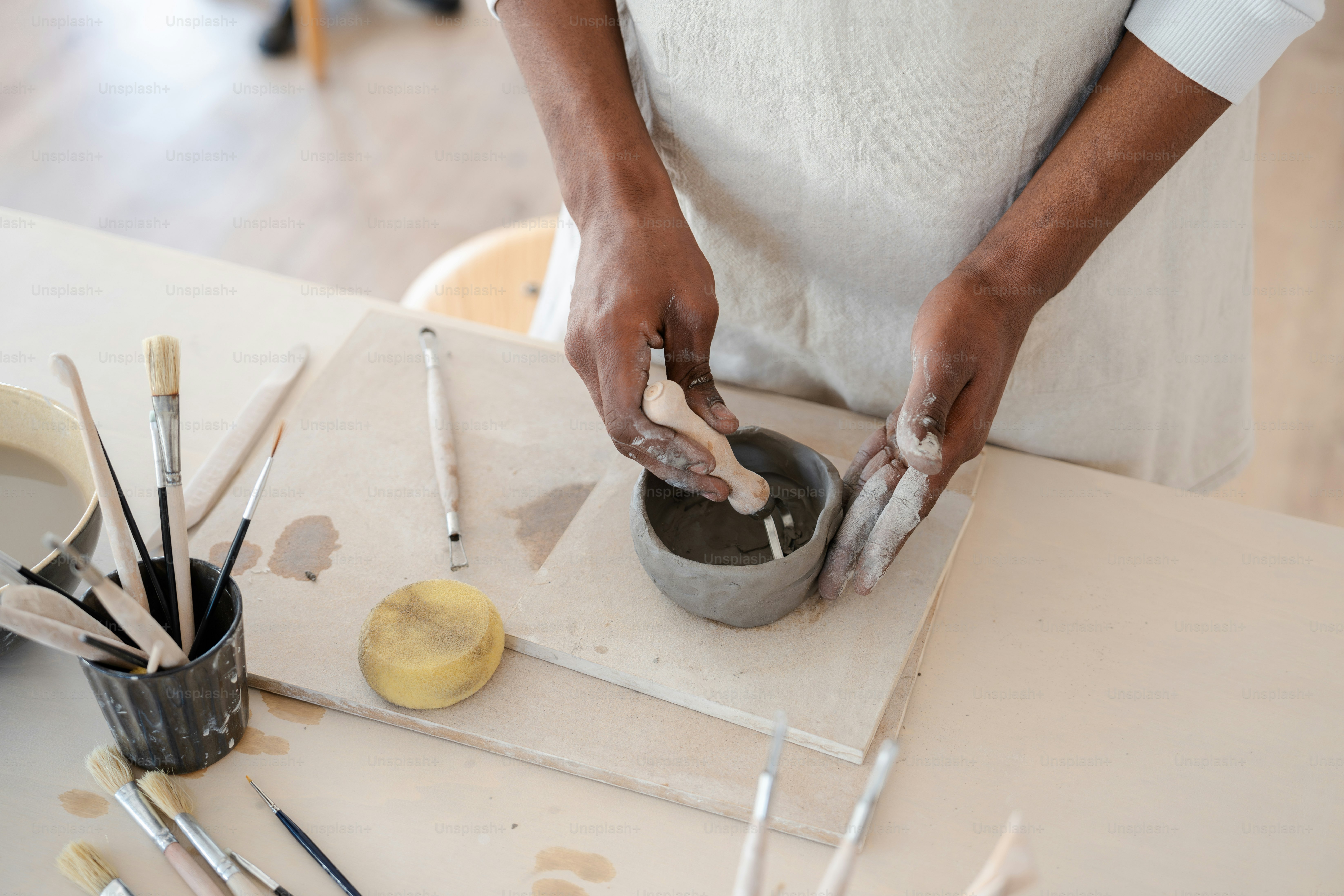 Eine Person in einem weißen Hemd macht etwas