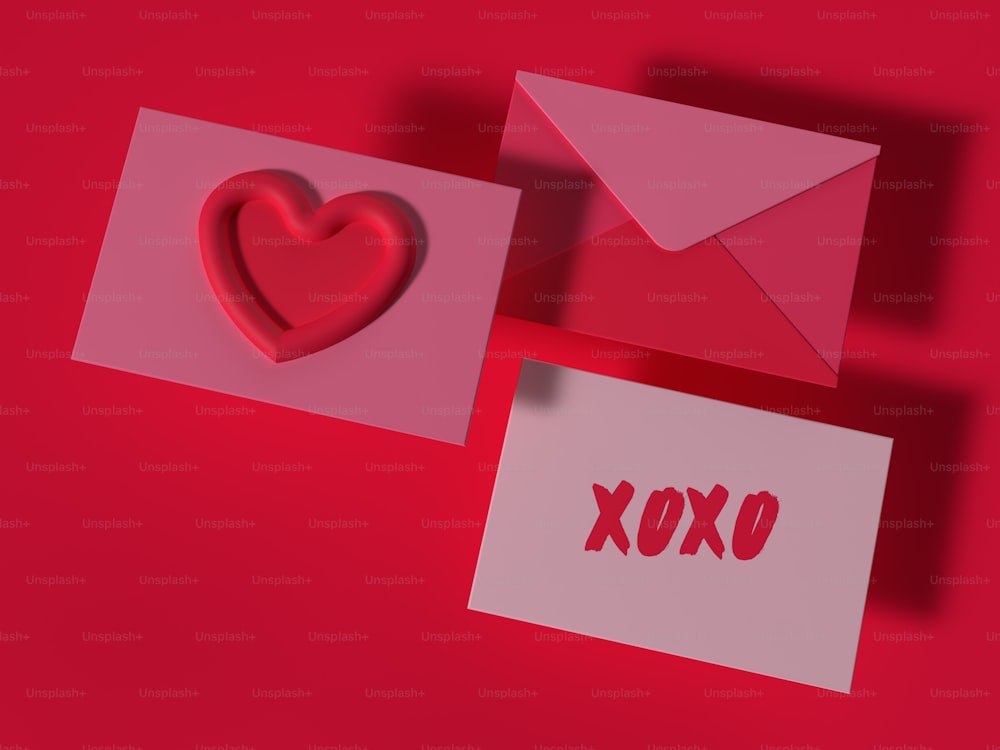 une enveloppe rouge avec un cœur et une carte avec le mot xoxo