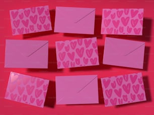 ein Bündel rosa Papier mit Herzen darauf